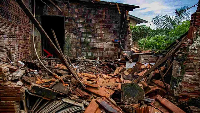 Casa desmorona e idoso é salvo após ficar soterrado em MS