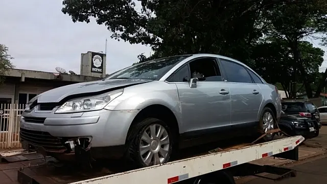 Assaltantes invadem casa, fazem família refém e levam 2 carros