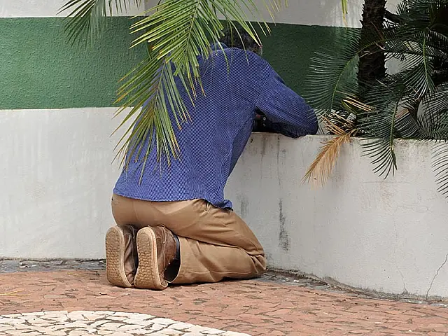 Pastor passa as manhãs orando na calçada da Prefeitura de Anastácio, para abençoar a cidade