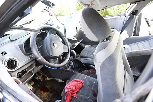 Motorista e passageiro ficam feridos em capotamento no Indubrasil