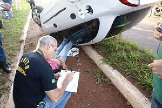 Adolescente é atingida por veículo em capotamento e morre na hora