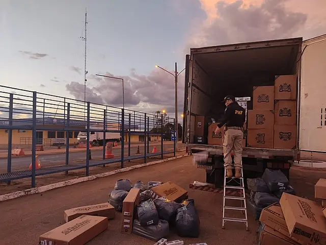 PRF apreende 350 mil maços de cigarro contrabandeados em Coxim