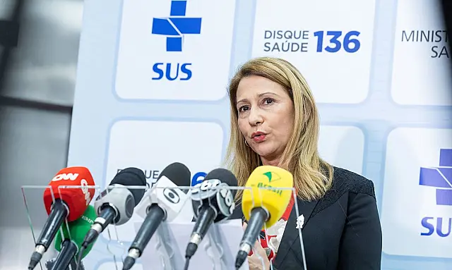 Vacinas para crianças contra covid-19 estão esgotadas, diz ministra da saúde