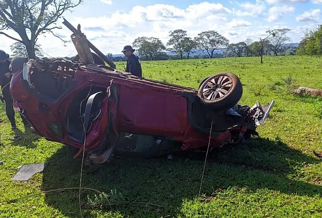 Três morrem após motorista perder controle de direção e capotar veículo em MS