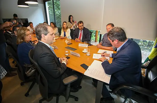 Presidente da ALEMS participa da adesão ao pacto nacional pela consciência vacinal