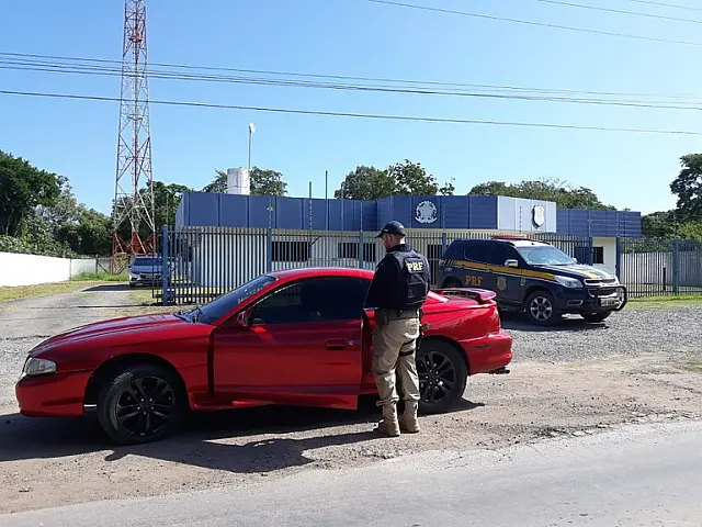 Com CNH boliviana, brasileiro é autuado em carro de luxo