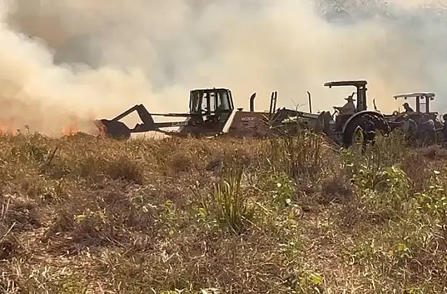 Incêndio em caminhão atolado se alastra e mobiliza equipes no Pantanal
