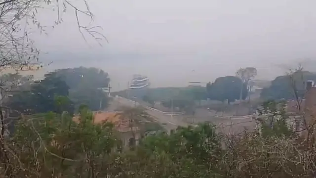 Fumaça de incêndios encobre e rio Paraguai 'some'