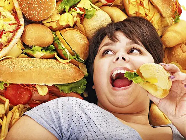 Pessoas comem mais quando estão felizes do que tristes, diz estudo