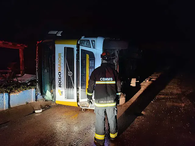 Carreta tomba em pátio de empresa e motorista sai ileso