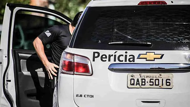 Carro colide em caminhão após aquaplanar e motorista morre