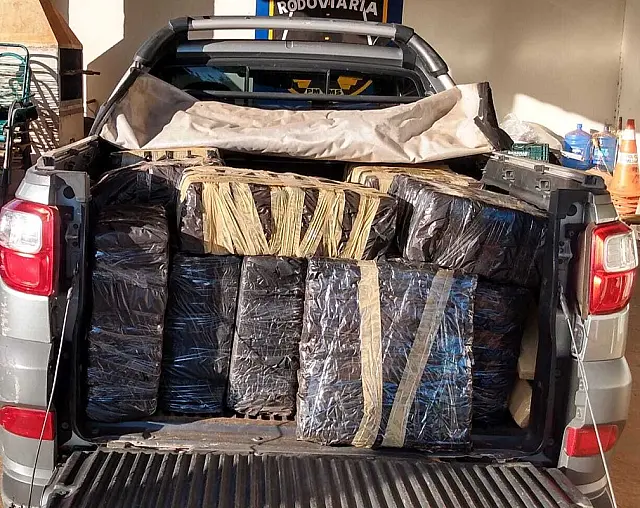 Traficante abandona caminhonete carregada com maconha e foge