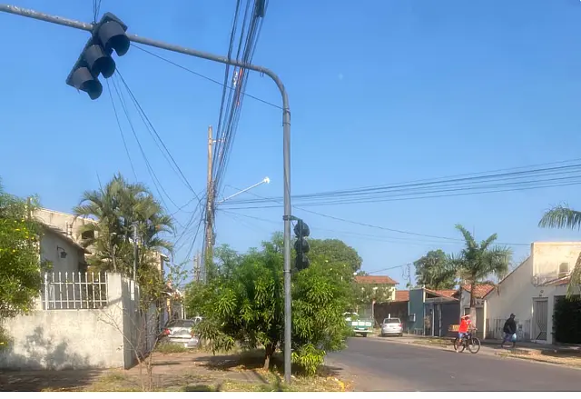 Semáforo de rua em Corumbá está desligado após ser atingido por caminhão