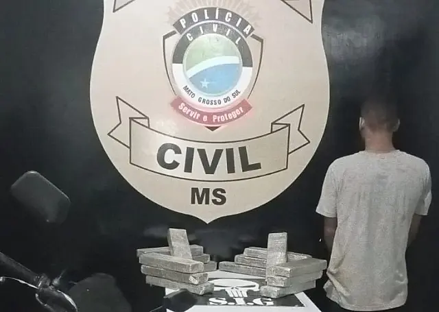 Homem é preso desenterrando maconha de quintal de casa