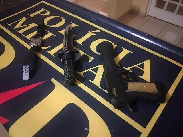 Passando-se por policial federal, homem é preso com pistola de brinquedo
