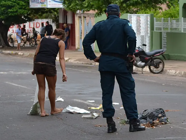 Mulher revira latas de lixo, apedreja lojas, mas se dá mal no Bairro Alto