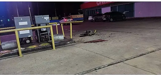 Adolescente de 16 anos morre após moto colidir em grade de posto