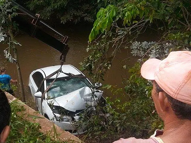 Três pessoas ficam feridas após carro cair no Córrego João Dias