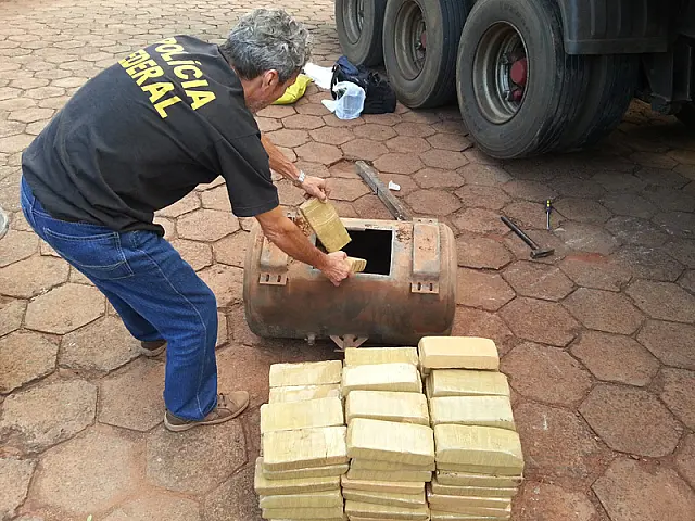 PF encontra 100 quilos de cocaína em compartimento de carreta