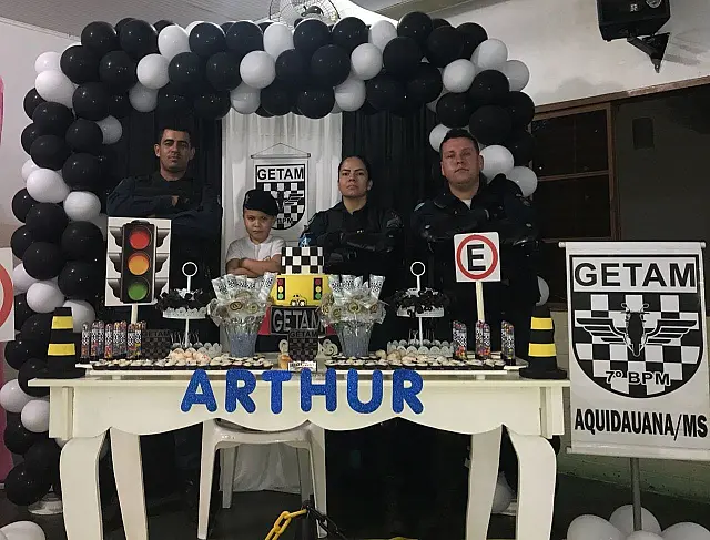 PM de Aquidauana faz surpresa a garotinho apaixonado pela polícia