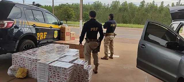 Policiais apreendem carro abarrotado de cigarros contrabandeados