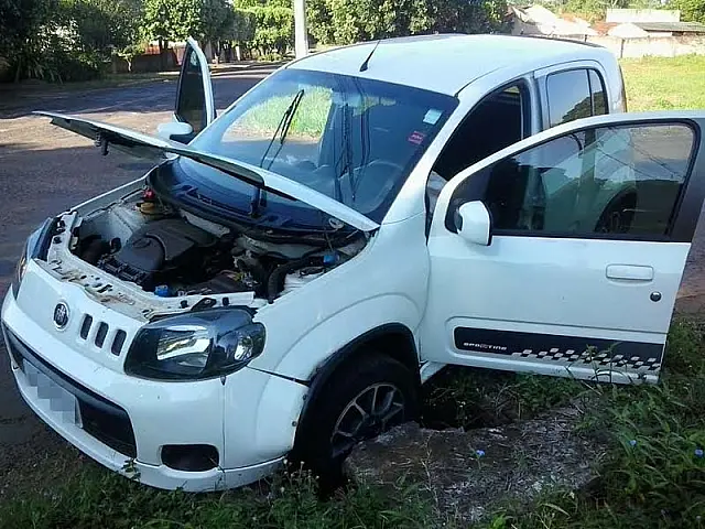 Em Aquidauana, condutora fica ferida após carro cair em bueiro