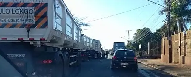 Acidente com carreta deixa o trânsito lento no Indubrasil, próximo à Capital