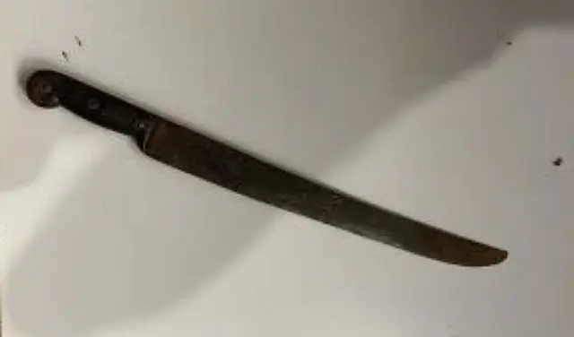 Homem é preso após tentar matar irmã com machete