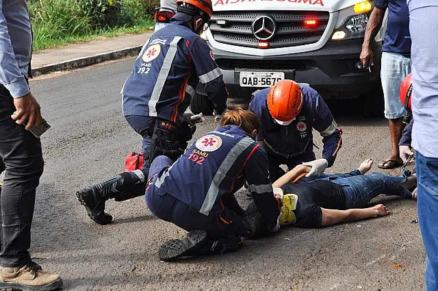 Acidente envolvendo uma caminhonete e uma motocicleta deixa 2 pessoas feridas
