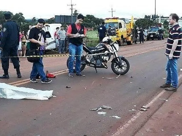 Oficial da polícia atropela dupla de moto e um morre na fronteira