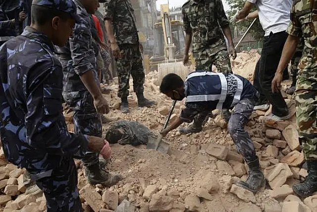 Mulher é retirada com vida dos escombros cinco dias após terremoto no Nepal