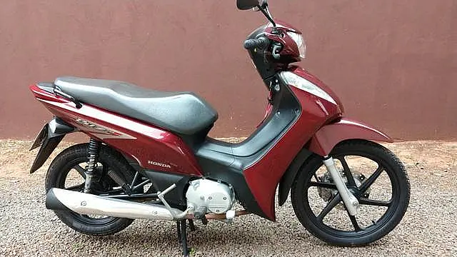 Dupla pega moto emprestada, rouba menor que voltava da igreja e acaba presa