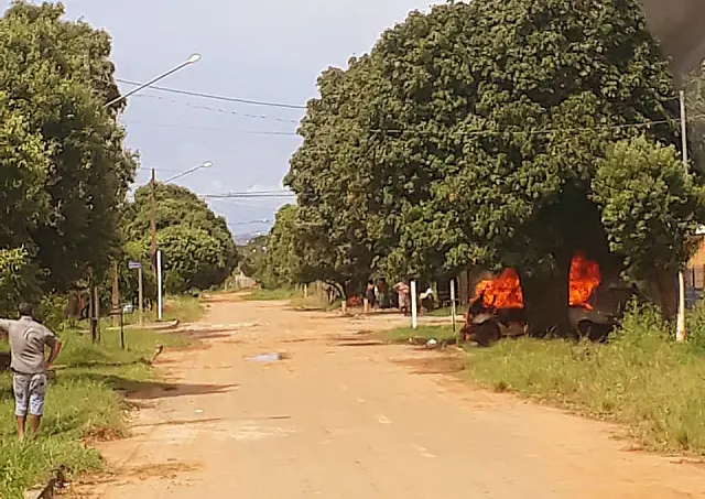 Homem que ateou fogo no carro da esposa é ouvido na delegacia em Anastácio