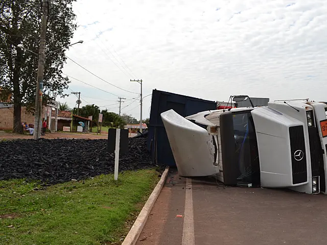 Motorista perde controle e tomba caminhão no trevo da BR-262