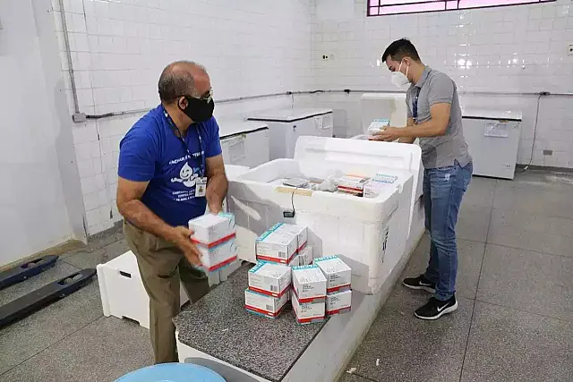 Município que vacinar menos de 85% receberá metade de remessa
