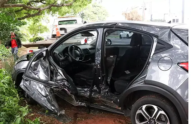 Médica fica em estado grave após ter carro atingido no centro da Capital