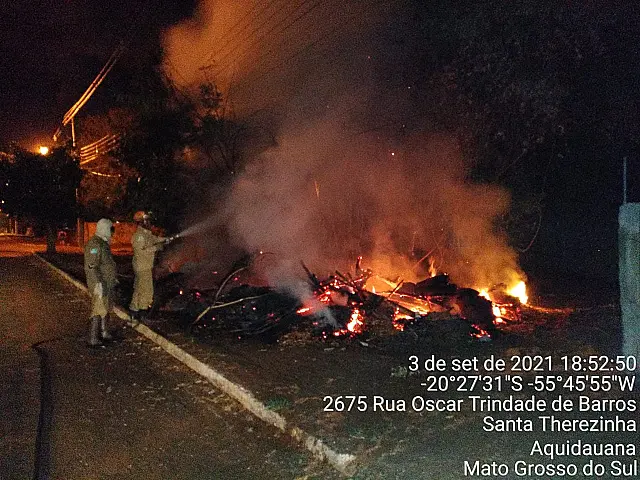 Bombeiros utilizam 500L de água para combater incêndio