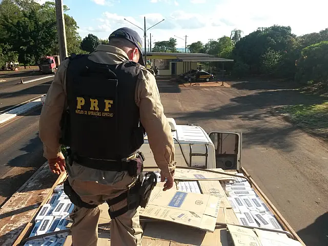 PRF apreende carretas com 85 mil pacotes de cigarros contrabandeados