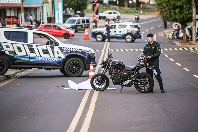 Dono de lava-jato é executado e eletricista morre ao ser atingido por bala perdida