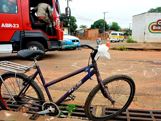 Ciclista é socorrido em estado grave após ser atropelado por caminhão