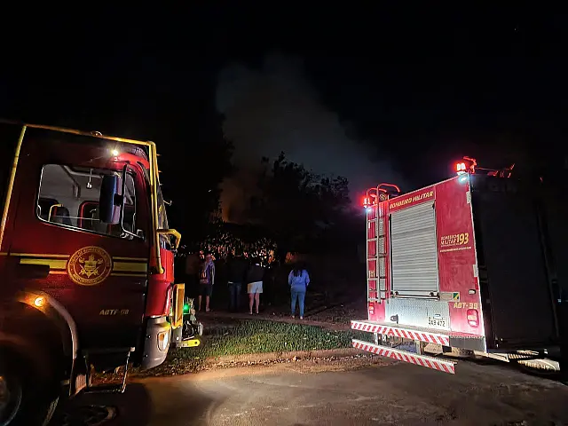 Casa de madeira pega fogo em Aquidauana e mobiliza Corpo de Bombeiros