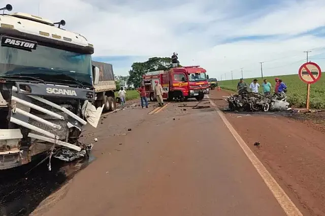 Colisão entre carro e carreta deixa um morto na BR-376
