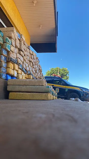 PRF encontra carga de maconha em veículo abandonado