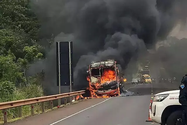 Ônibus que seguia para Campo Grande fica totalmente destruído após incêndio