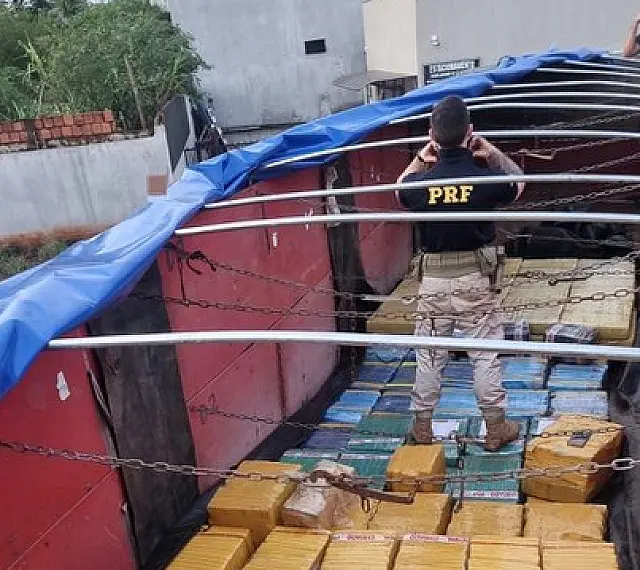 Caminhoneiro é preso com carga de 2,8 toneladas de maconha em Amambai