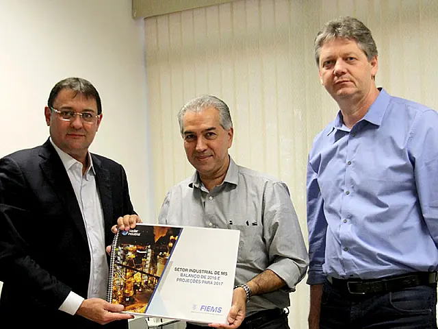 Longen entrega ao governador resumo das ações do Sistema Fiems e desempenho do setor industrial