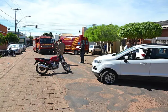 Manobra de veículo provoca acidente no centro de Aquidauana