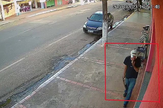 Câmeras flagram homem furtando disco de 'bife na chapa'