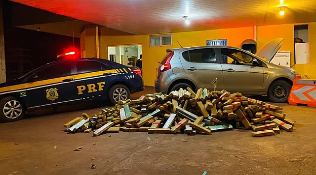 PRF apreende 456 kg de maconha em Pálio roubado