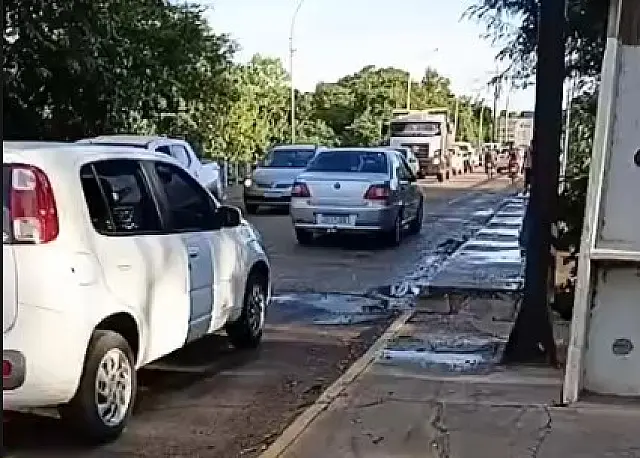 Problema mecânico em caminhonete gera congestionamento na Ponte Nova